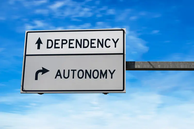 Señal de tránsito que apunta a 'dependencia' y 'autonomía'