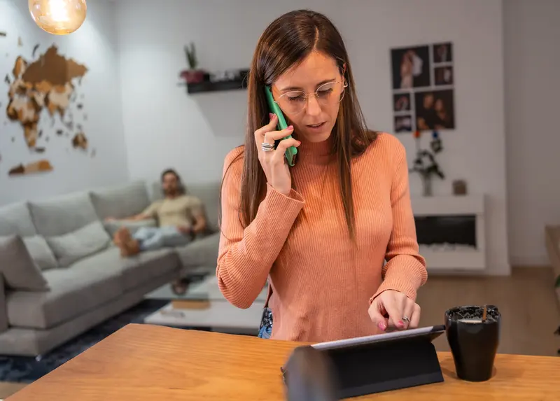 Mujer hablando por teléfono en casa