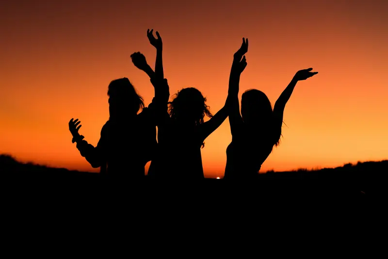 Amigas celebrando juntas al atardecer